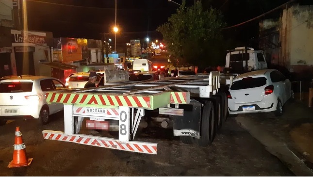 Carreta desgovernada atinge quatro carros em avenida de Natal