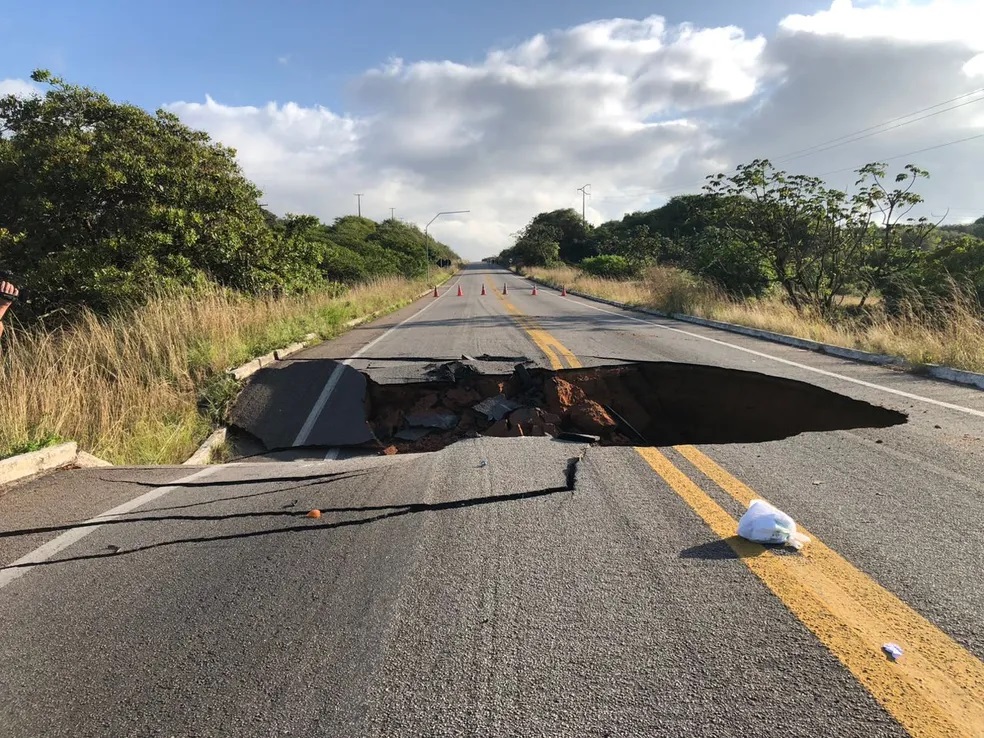 Trecho da BR-101 Norte onde cratera se abriu em setembro deve ser liberado na sexta-feira (23), diz Dnit