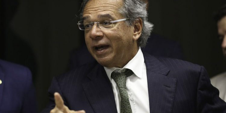 Paulo Guedes antecipa saída do governo e sai de férias