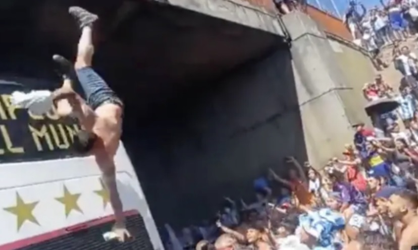 Torcedor cai de viaduto ao tentar pular em ônibus de jogadores da Argentina