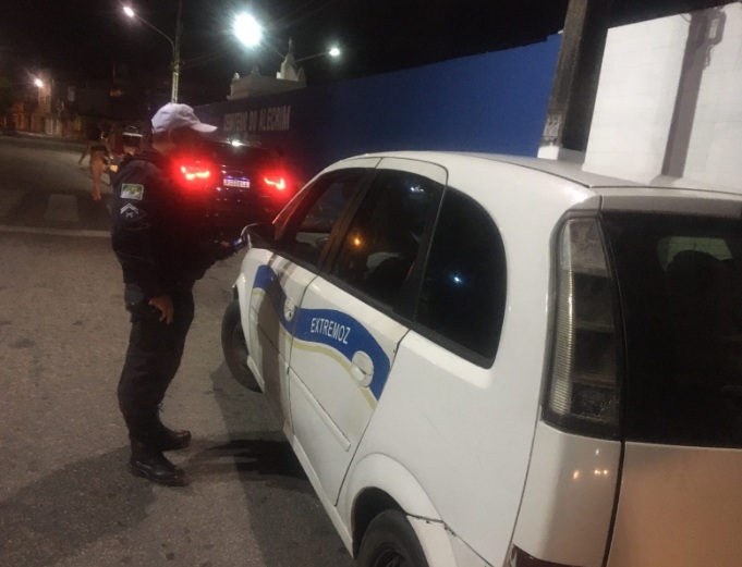 Taxista é flagrado dirigindo alcoolizado com passageiros no carro em Natal