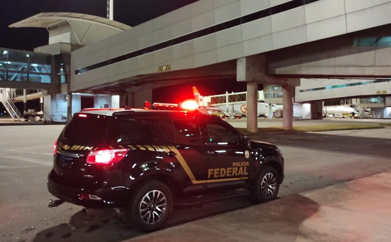 Polícia Federal prende dois foragidos da justiça no aeroporto de São Gonçalo do Amarante