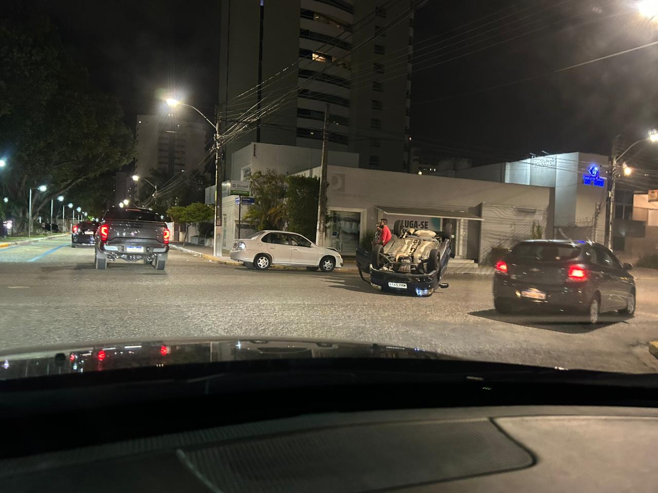 Veículo capota em acidente em cruzamento de avenidas em Natal