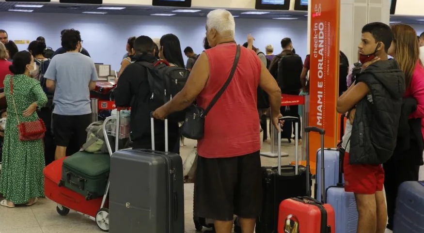 Aeronautas rejeitam proposta das empresas e decidem manter greve
