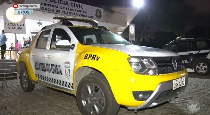 Dois policiais são atropelados em blitz na Via Costeira