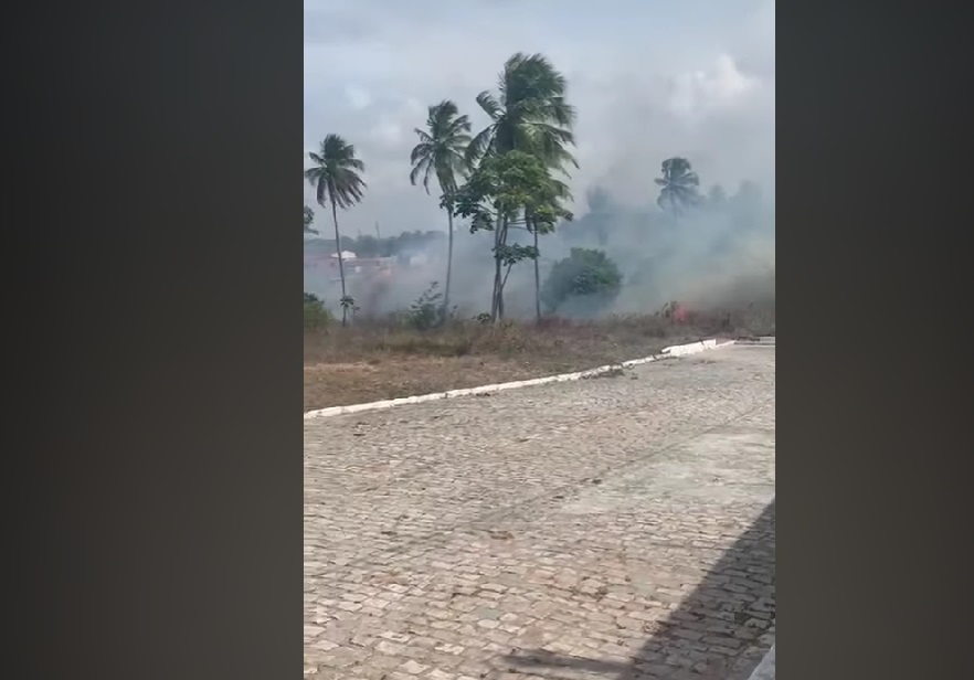 [VÍDEO] "Nevoeiro de fumaça": Muito fogo toma de conta de terreno na Grande Natal