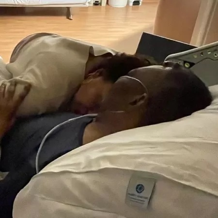 Filha posta foto com Pelé em cama de hospital: 'Mais uma noite'