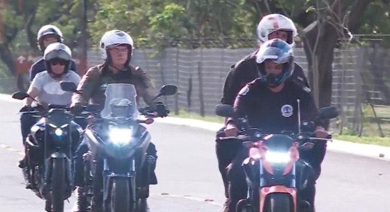 Vídeo: Bolsonaro passeia de moto por Brasília na véspera de Natal e conversa com apoiadores; ASSISTA
