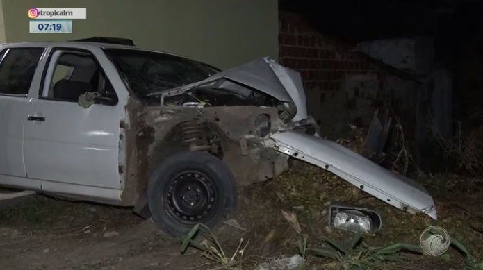Motorista com sinais de embriaguez bate em árvore e quase atinge igreja na Grande Natal