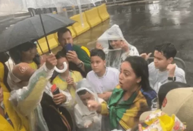 “Presidente tá bonito, tá sereno”, diz mulher que visitou Bolsonaro