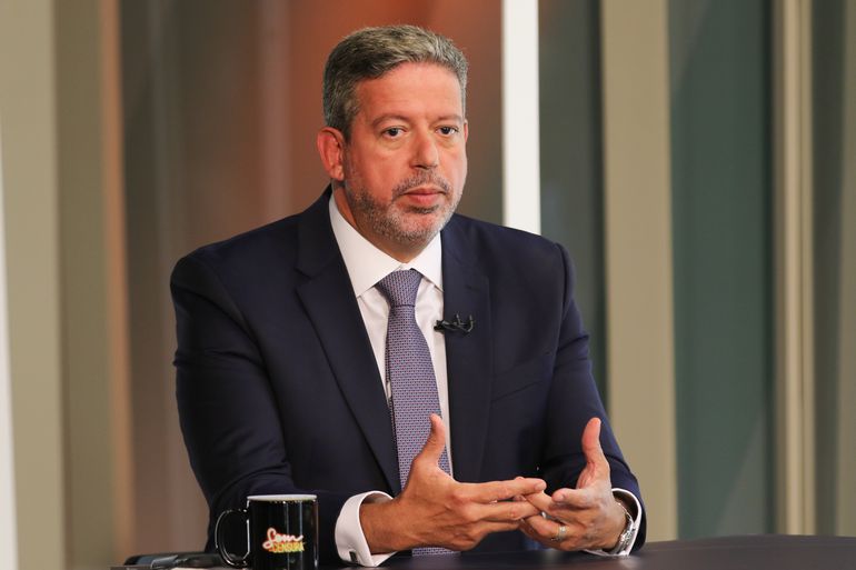 Arthur Lira e Rosa Weber usaram avião da FAB para fins pessoais, diz site