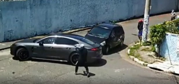 [VÍDEO] Motorista de Porsche foge de assalto: “Sabia que a blindagem aguentaria”; ASSISTA