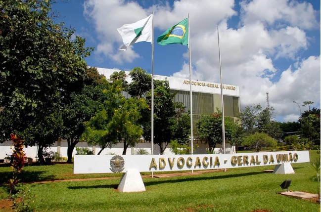 AGU lança editais para 300 vagas com salário inicial de R$ 21 mil