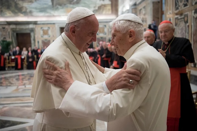 Papa pede oração por Bento XVI que está "gravemente doente"