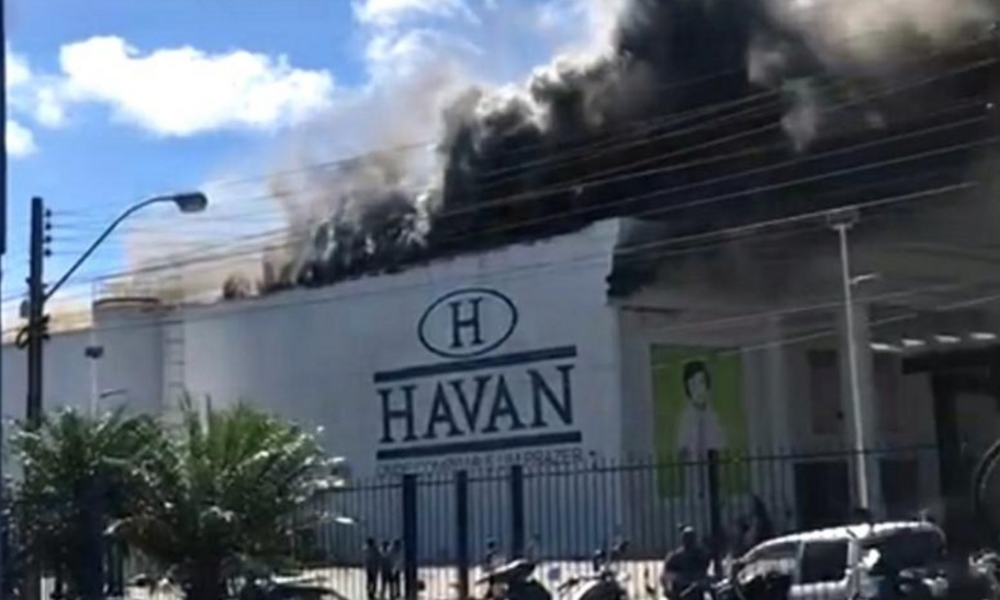 VÍDEO: Incêndio de grandes proporções destrói loja da Havan na Bahia; ASSISTA