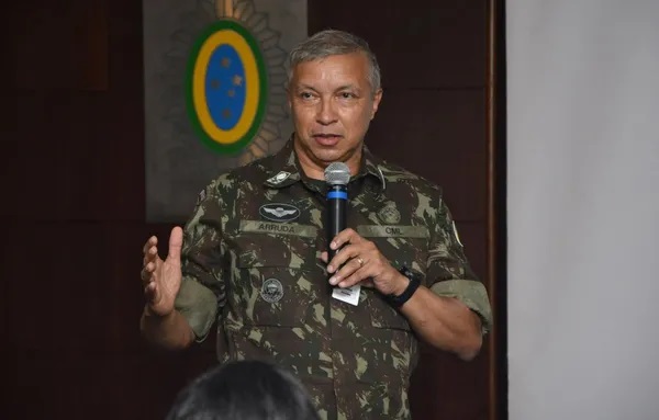 Bolsonaro nomeia comandante do Exército escolhido por Lula, e transição será antecipada