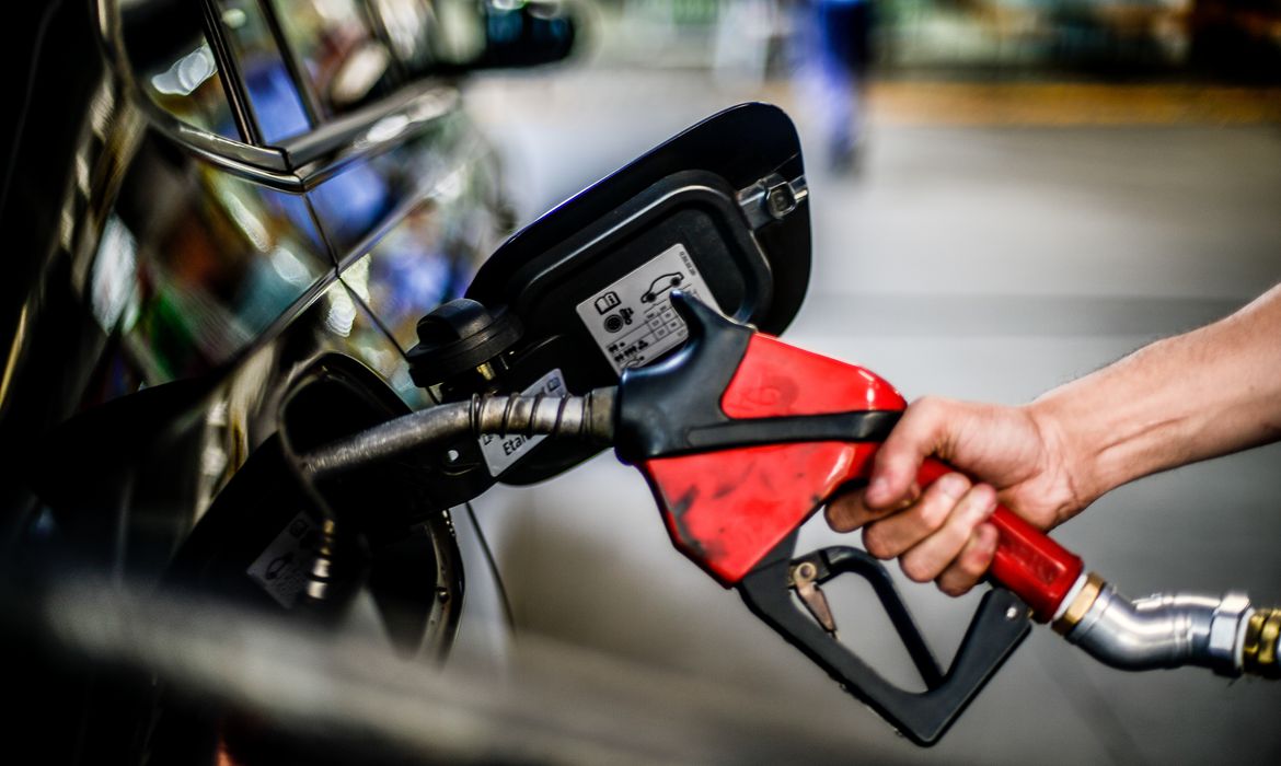 Com decisão de Lula e provável aumento de impostos, litro da gasolina deve ficar 69 centavos mais caro