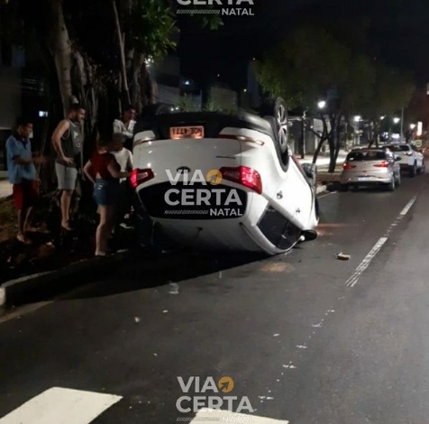Carro capota e bloqueia trânsito em avenida movimentada de Natal