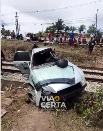 Carro colide e é arrastado por VLT na linha do trem em Natal