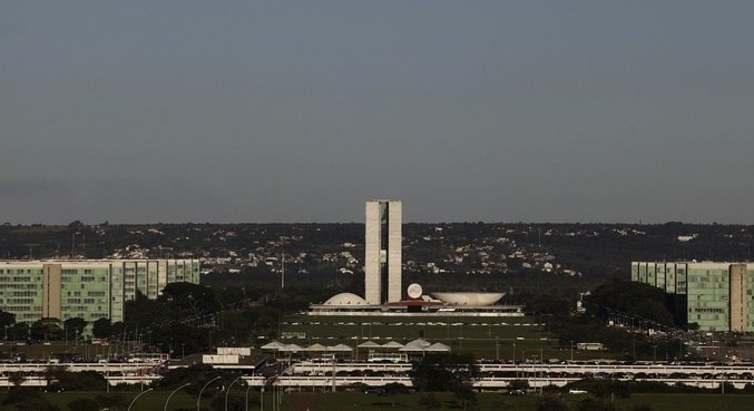 Dívida do Brasil recua ao menor patamar em quase três anos