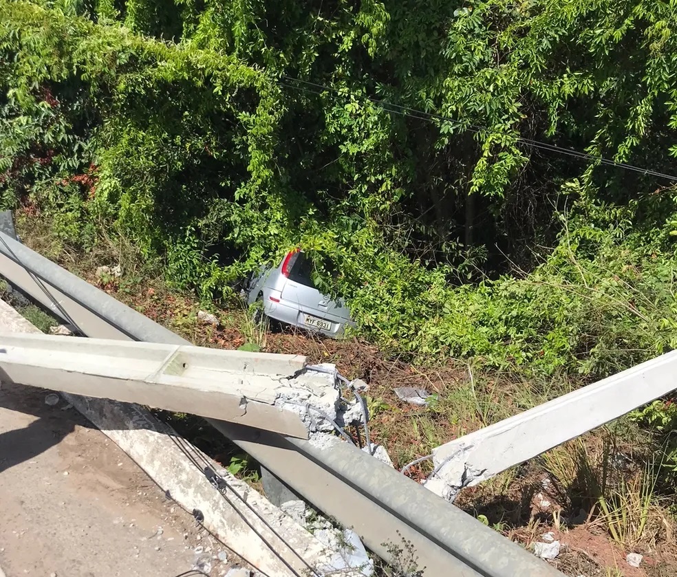 Motorista perde o controle do carro, derruba dois postes e sai da pista na BR-101 na Grande Natal