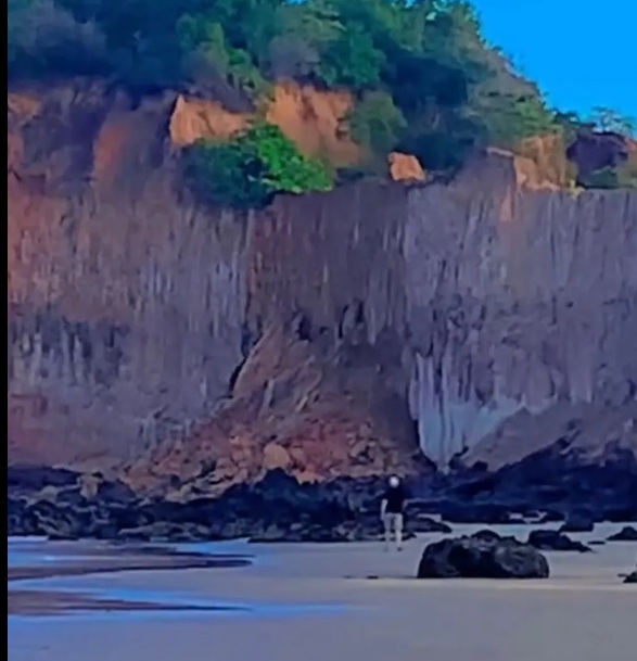 VÍDEO: Parte de falésia desaba em praia na Grande Natal