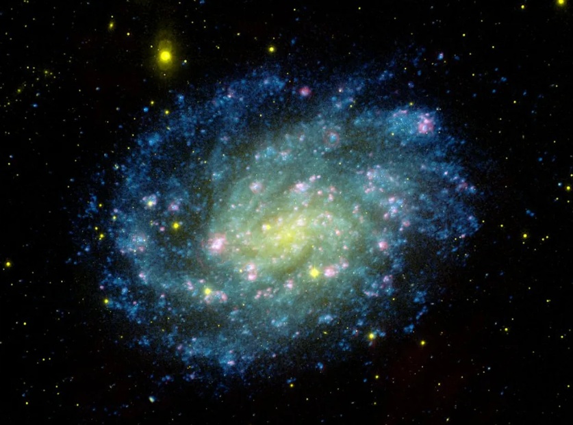 Em homenagem a Pelé, Nasa publica foto de galáxia verde-amarela: 'Lendário'