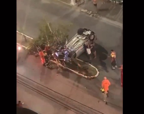VÍDEO: Carro invade canteiro, colide em árvore e capota em avenida na Grande Natal