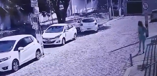 VÍDEO: Bandidos levam veículo em assalto no Barro Vermelho
