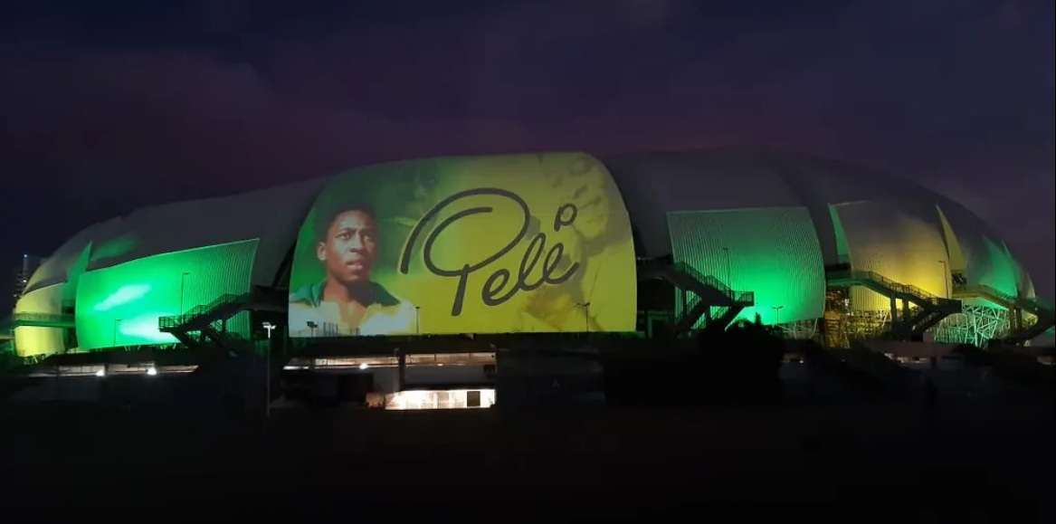 Em homenagem, imagem do Rei Pelé é projetada na Arena das Dunas