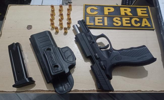 Blitz da Operação Lei Seca apreende arma em Natal