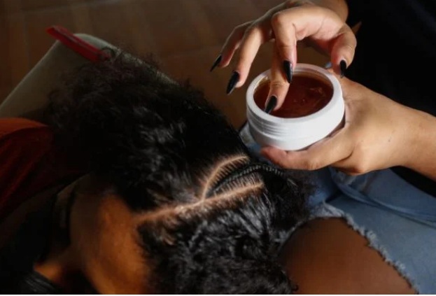 Pomada de cabelo leva mais de 130 mulheres a hospital com cegueira temporária