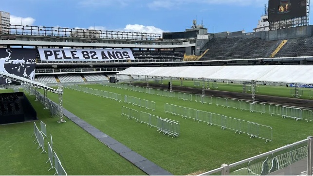 Vila Belmiro se prepara para receber o velório de Pelé; veja imagens