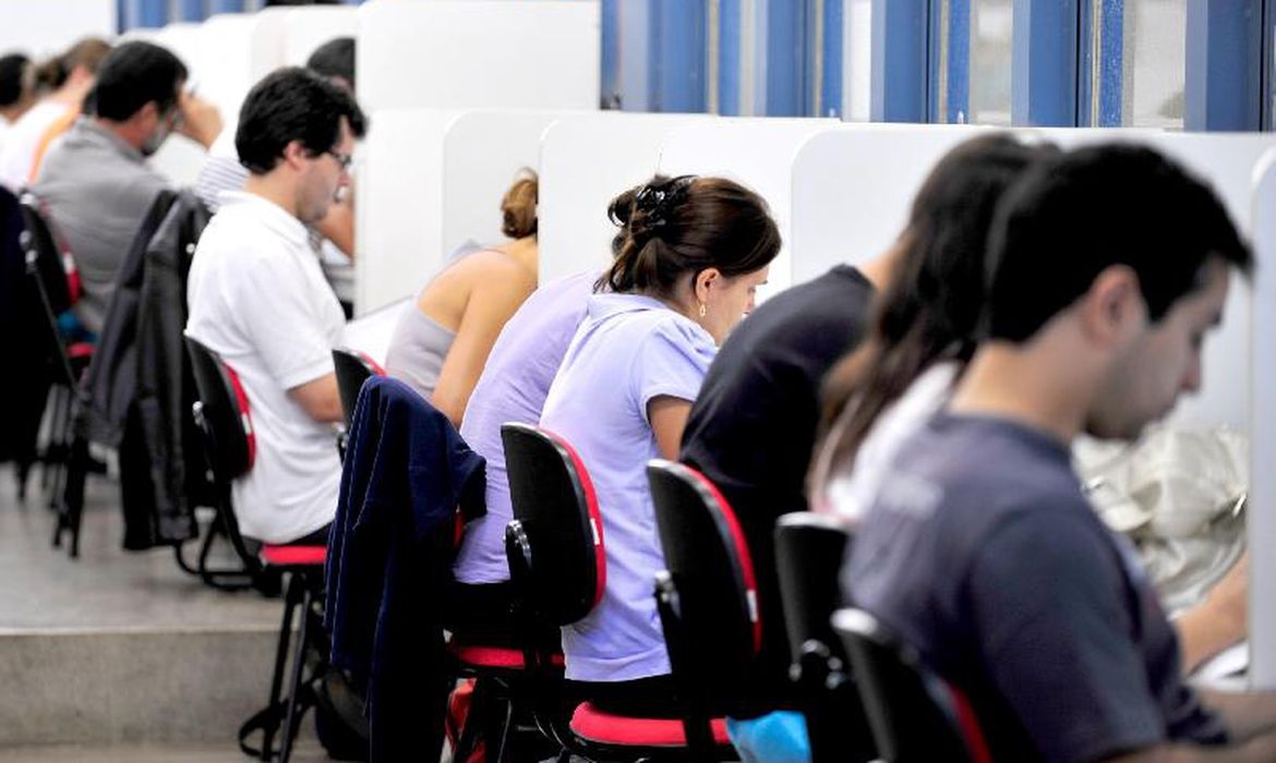 Concursos públicos oferecem 32,8 mil vagas com salários de até R$ 33,7 mil