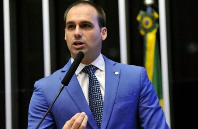 “Máscaras caem no momento crítico”, diz Eduardo Bolsonaro sobre Mourão