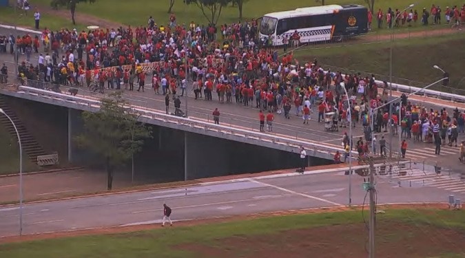 Público enfrenta revista rígida e tentativa de furar fila para acompanhar a posse de Lula tem confusão entre apoiadores