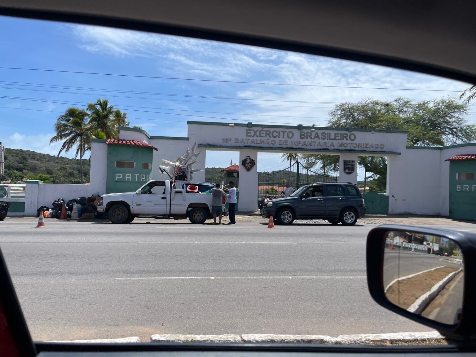 Manifestantes desmontam acampamento em frente ao 16 RI, em Natal