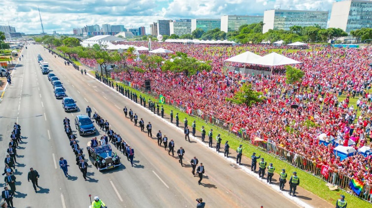 Sede e calor geram inúmeros casos de mal súbito na posse de Lula