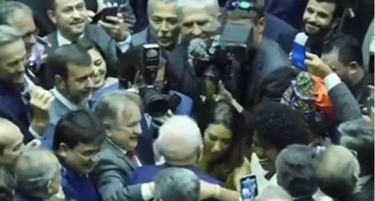 Ex-ministra de Bolsonaro abraça Lula na posse