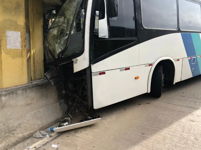 Ônibus bate em mureta de túnel e deixa feridos em Natal