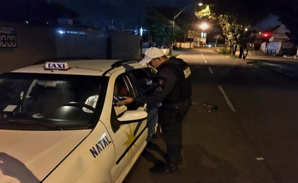Taxista é flagrado trabalhando alcoolizado durante operação da Lei Seca em Natal