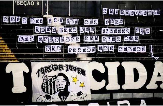 Vila Belmiro tem camisas 10, faixas, bandeirão e coroa para velório de Pelé; veja imagens