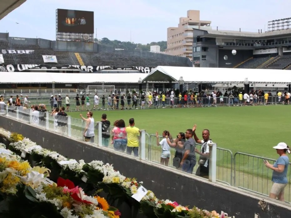 Fila para ver caixão de Pelé na Vila Belmiro, em Santos, já passa de 2 quilômetros