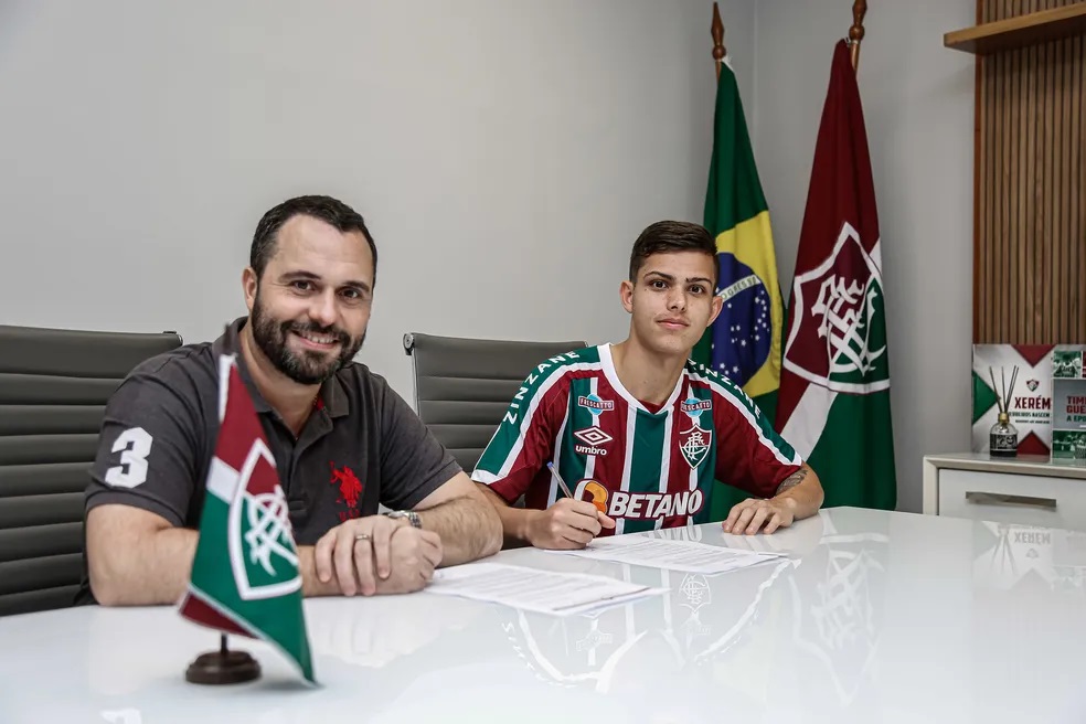 Fluminense anuncia a contratação do meia-atacante Giovanni Manson, ex-Ajax