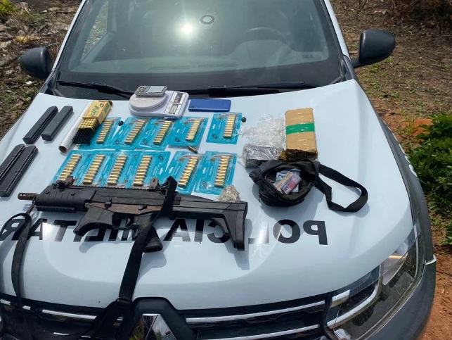Polícia encontra submetralhadora enterrada durante ação em Natal