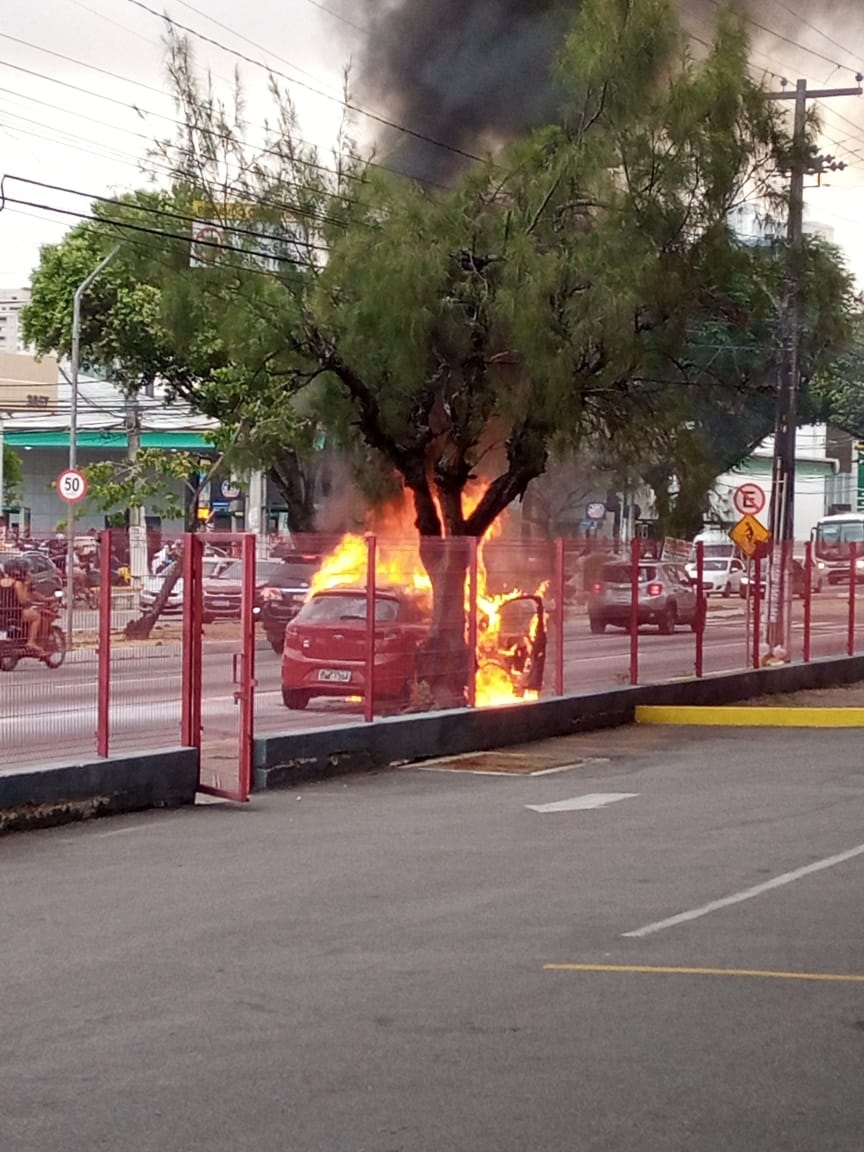 VÍDEO: Carro pega fogo em frente a atacado em avenida movimentada de Natal