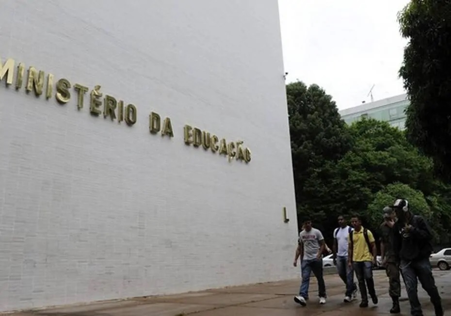MEC volta atrás e diz que vai manter diretoria de educação para deficientes auditivos