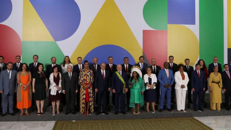 Parlamentares fazem bolão sobre quem será primeiro ministro de Lula a cair