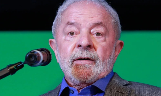 Homem invade rádio de aeroporto e chama Lula de Ladrão; OUÇA