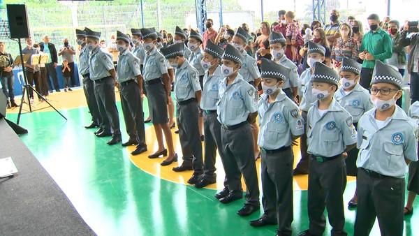 MEC de Lula fecha programa de escolas cívico-militares